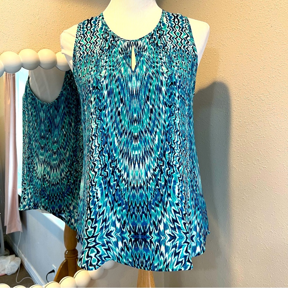 VIOLET & CLAIRE sleeveless blouse top size medium blue cute cutout flattering